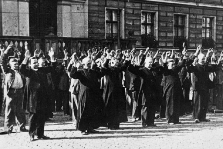 Bydgoszcz_1939_Polish_priests_and_civilians_at_the_Old_Market
